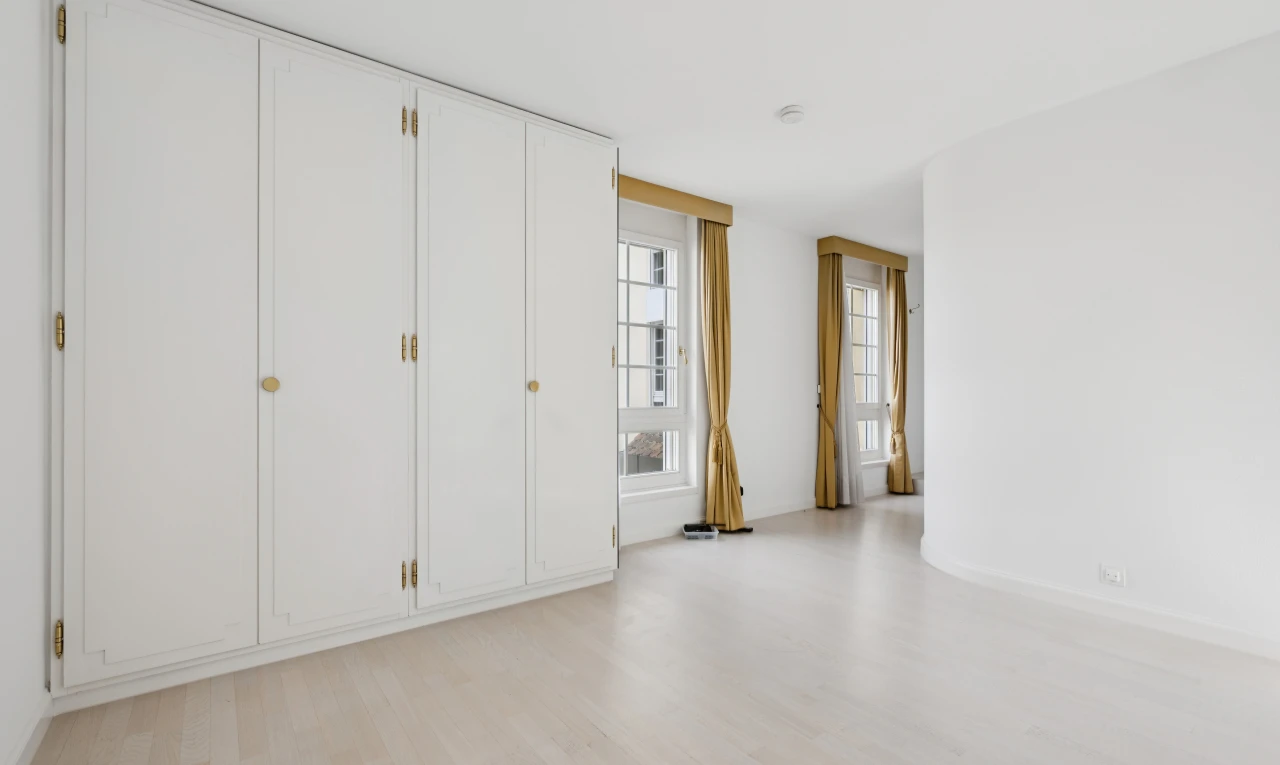 leerer raum mit light floor, gipskartonwand, drywall, inside property, und holzfußboden