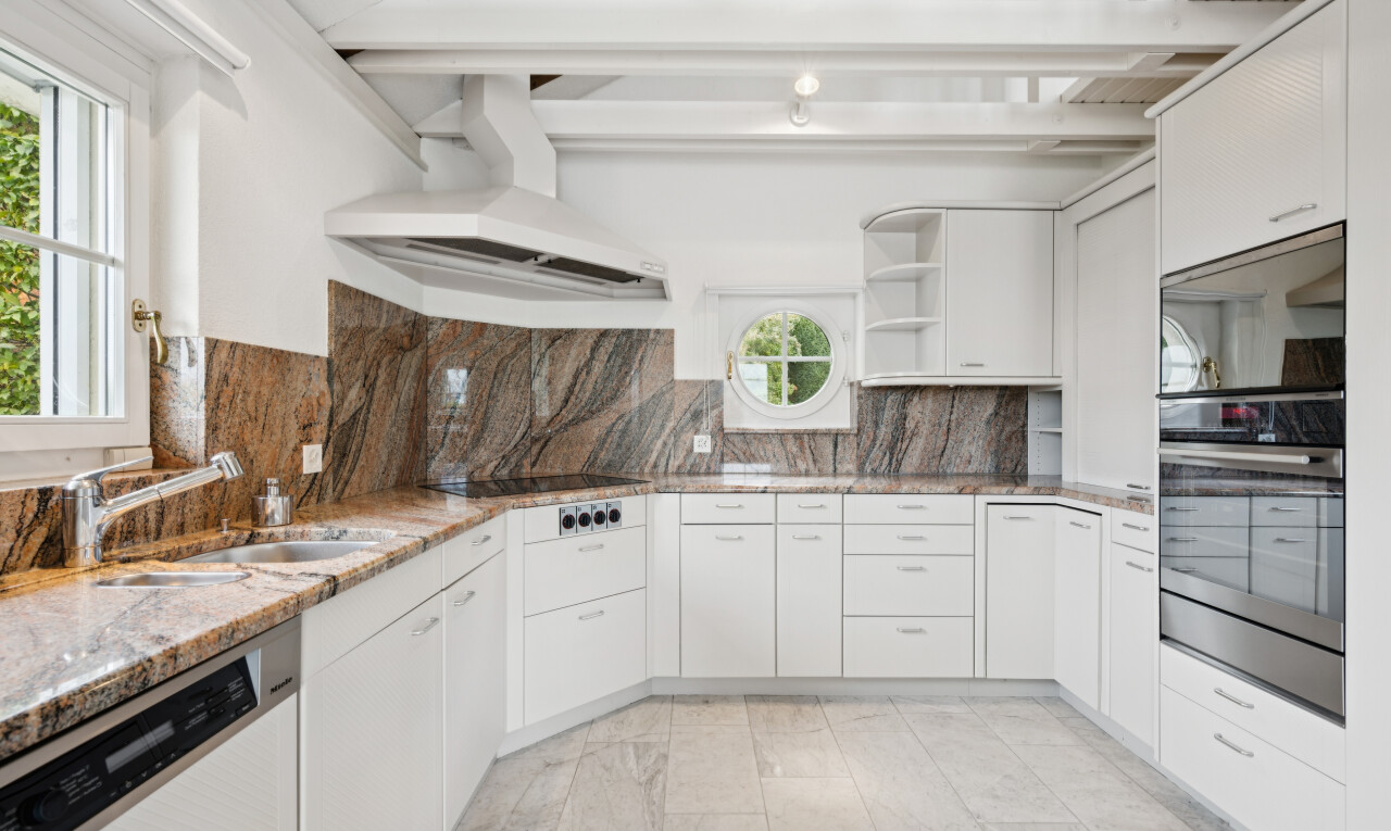 küche mit geschirrspülmaschine, offene regale, open shelves, stein arbeitsplatten, und stone countertops