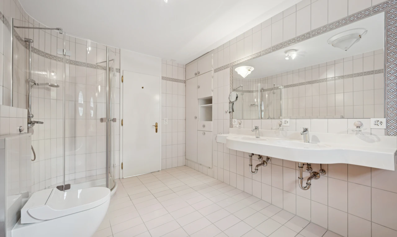 bad mit fliesenwand, tile wall, komplettes badezimmer, dusche, und inside property