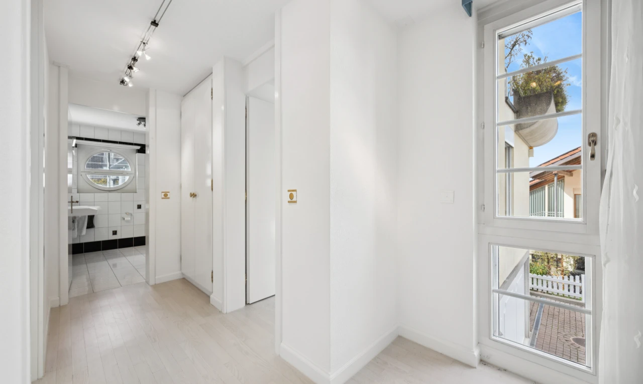 halle / korridor mit gipskartonwand, drywall, deckenbeleuchtung, light floor, und inside property