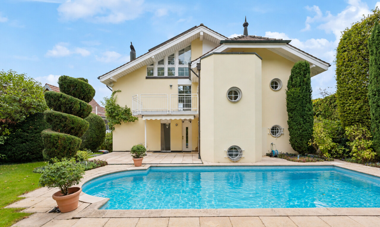 schwimmbad mit terrasse, schwimmbad, balkon, property visible, und day time