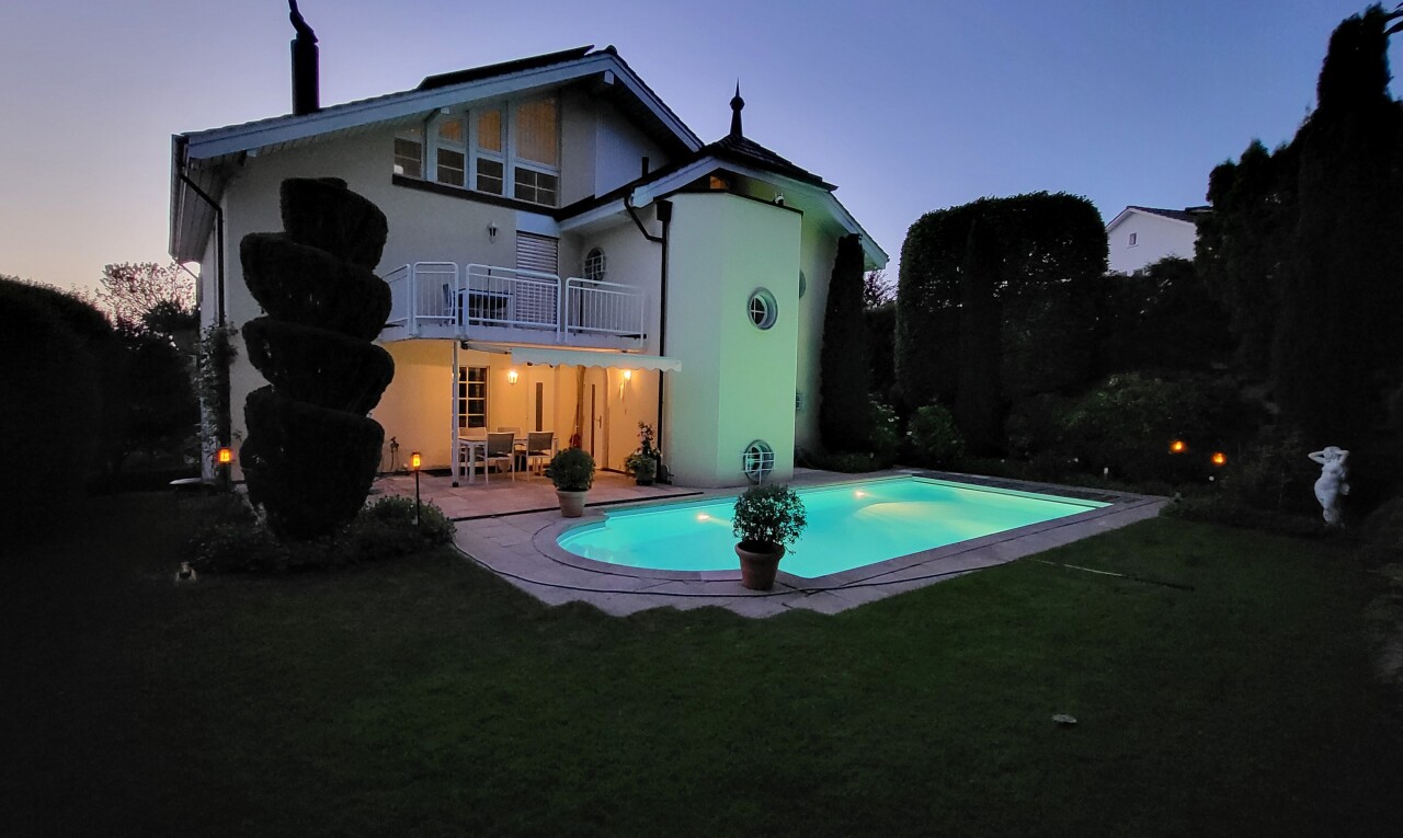 schwimmbad mit balkon, schwimmbad, property visible, terrasse, und rasen