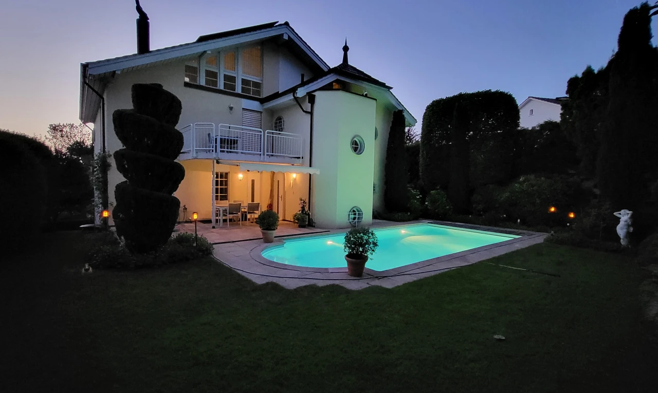 schwimmbad mit balkon, schwimmbad, property visible, terrasse, und rasen