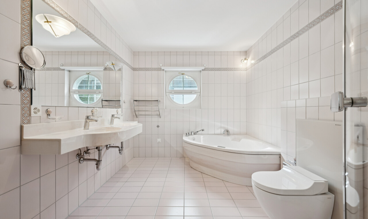 bad mit fliesenwand, tile wall, komplettes badezimmer, bad, und fliesenboden