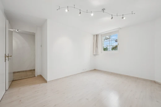 leerer raum mit deckenbeleuchtung, gipskartonwand, drywall, light floor, und holzfußboden