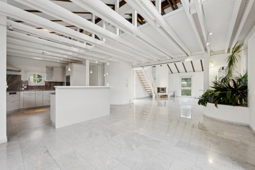 wohnzimmer mit treppen, inside property, gipskartonwand, drywall, und light floor