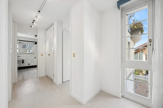 halle / korridor mit gipskartonwand, drywall, deckenbeleuchtung, light floor, und inside property