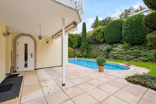 schwimmbad mit terrasse, schwimmbad, und from property