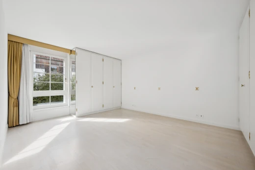 leerer raum mit gipskartonwand, drywall, kleiderschrank, light floor, und inside property