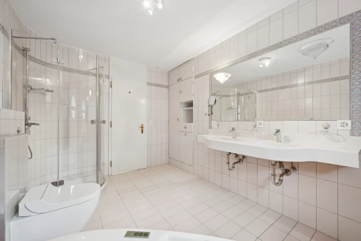 bad mit fliesenwand, tile wall, komplettes badezimmer, dusche, und inside property