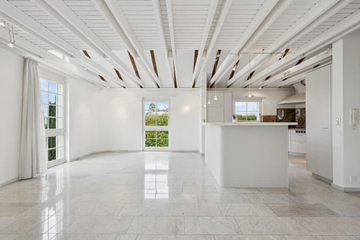 leerer raum mit light floor, gipskartonwand, drywall, high end ceiling, und balkendecke