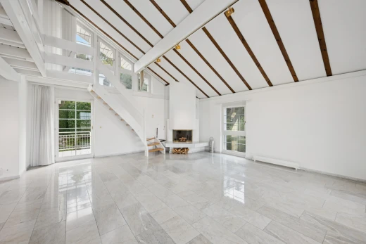 leerer raum mit hohe decke, high ceiling, natürliches licht, dachschräge, und vaulted ceiling