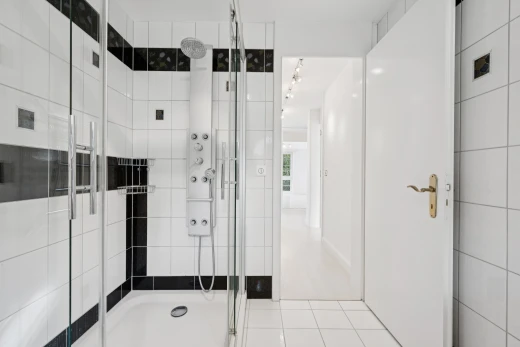 bad mit dusche, komplettes badezimmer, fliesenboden, tile floor, und inside property