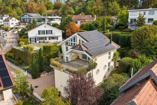 außenansicht mit solaranlage, wohngebietblick, residential view, neighborhood view, und waldblick