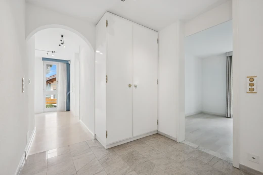 halle / korridor mit gewölbte gehwege, light floor, gipskartonwand, drywall, und inside property