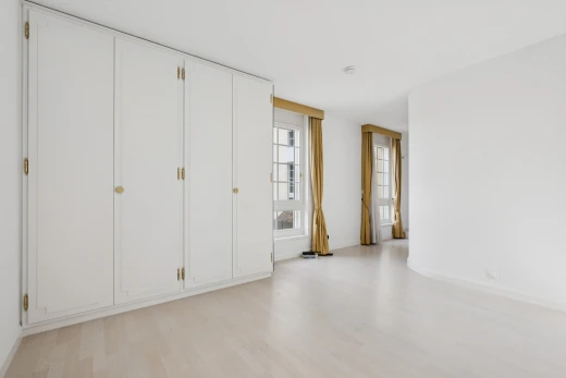leerer raum mit light floor, gipskartonwand, drywall, inside property, und holzfußboden