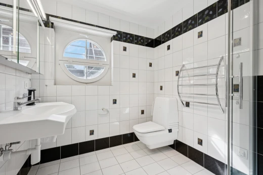 bad mit toilette, spiegel, fliesenboden, tile floor, und fliesenwand