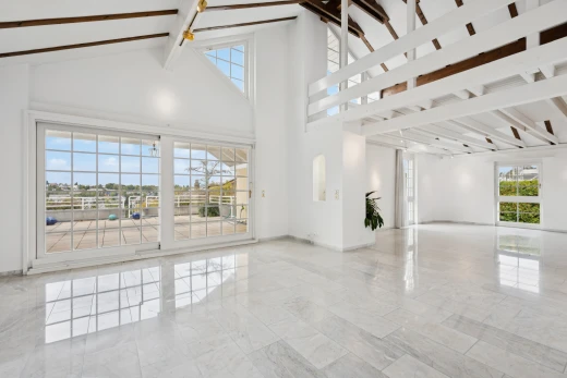 leerer raum mit natürliches licht, day time, hohe decke, high ceiling, und light floor