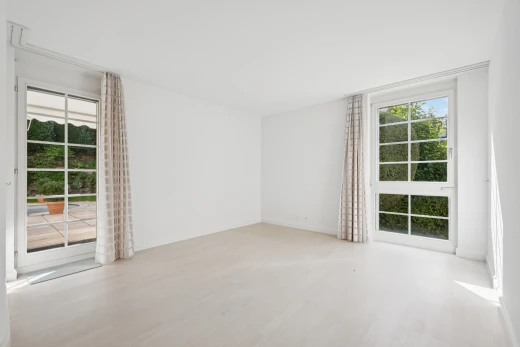 leerer raum mit gipskartonwand, drywall, außenzugang, inside property, und holzfußboden