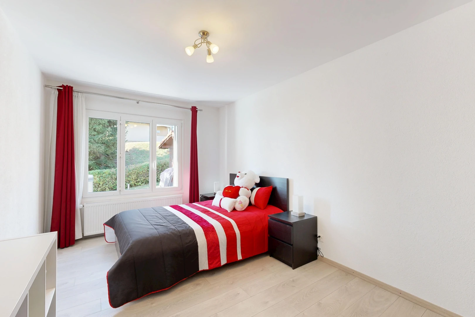 chambre avec radiateur, drywall, cloison sèche, light floor, et wood finish floor