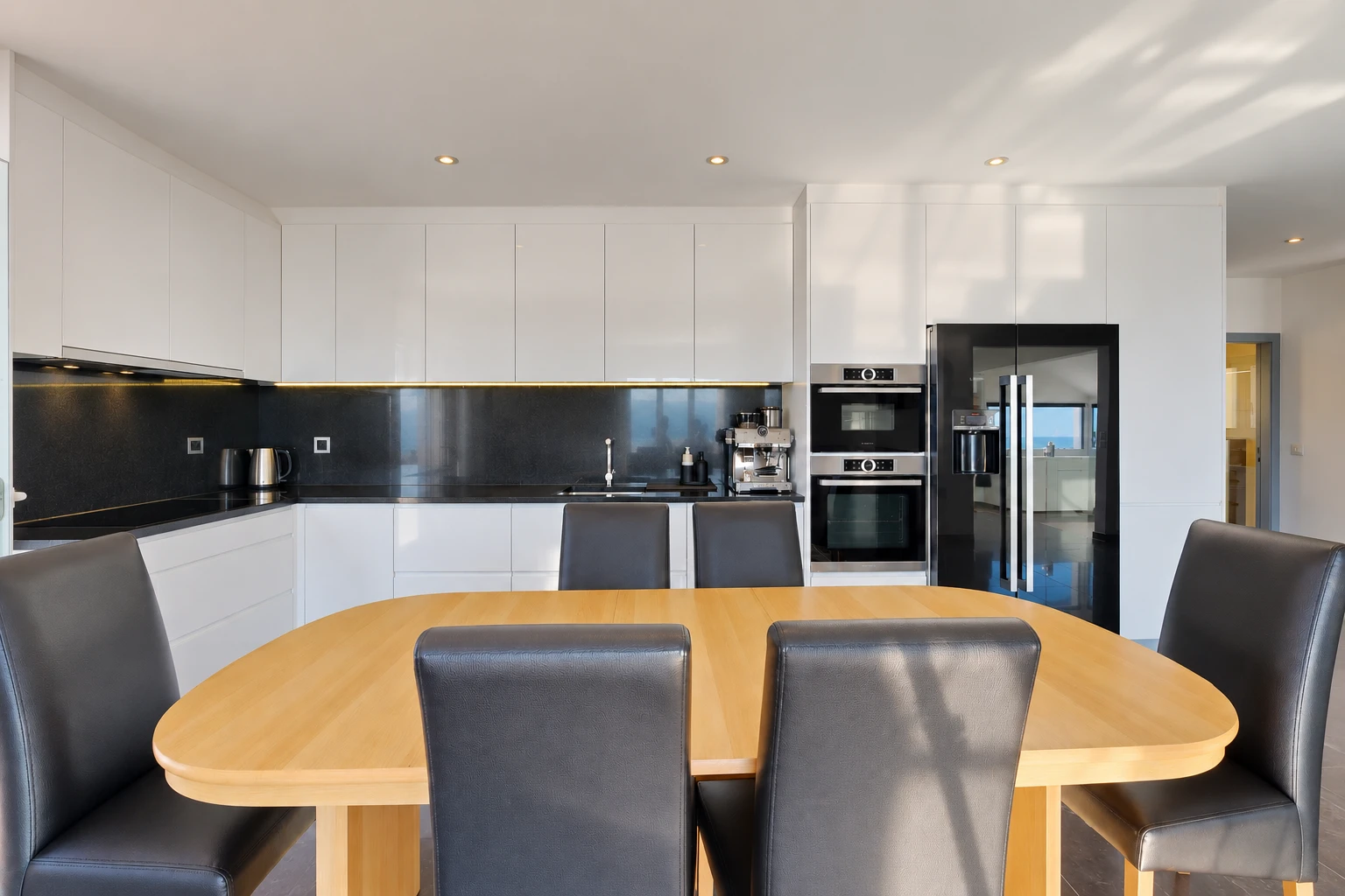 salle à manger avec éclairage encastré, évier, et inside property