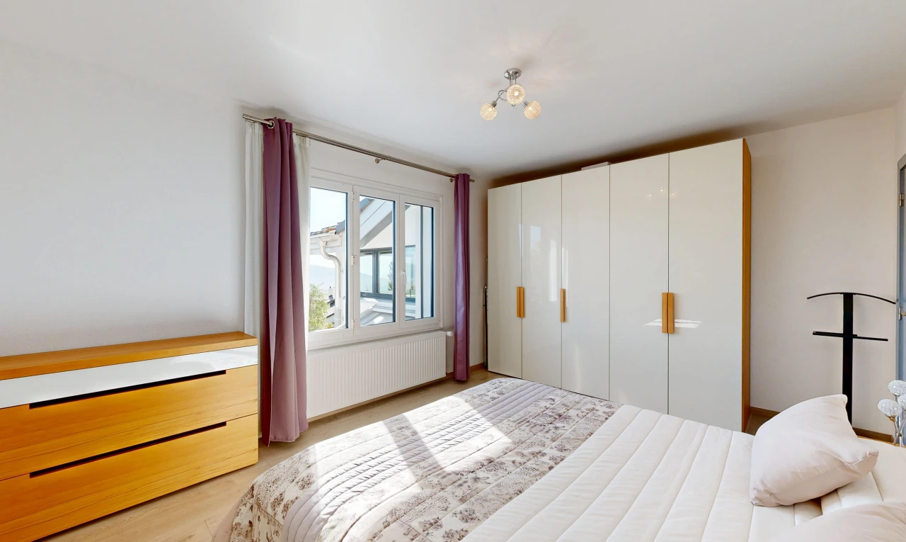 chambre avec radiateur, drywall, cloison sèche, light floor, et placard