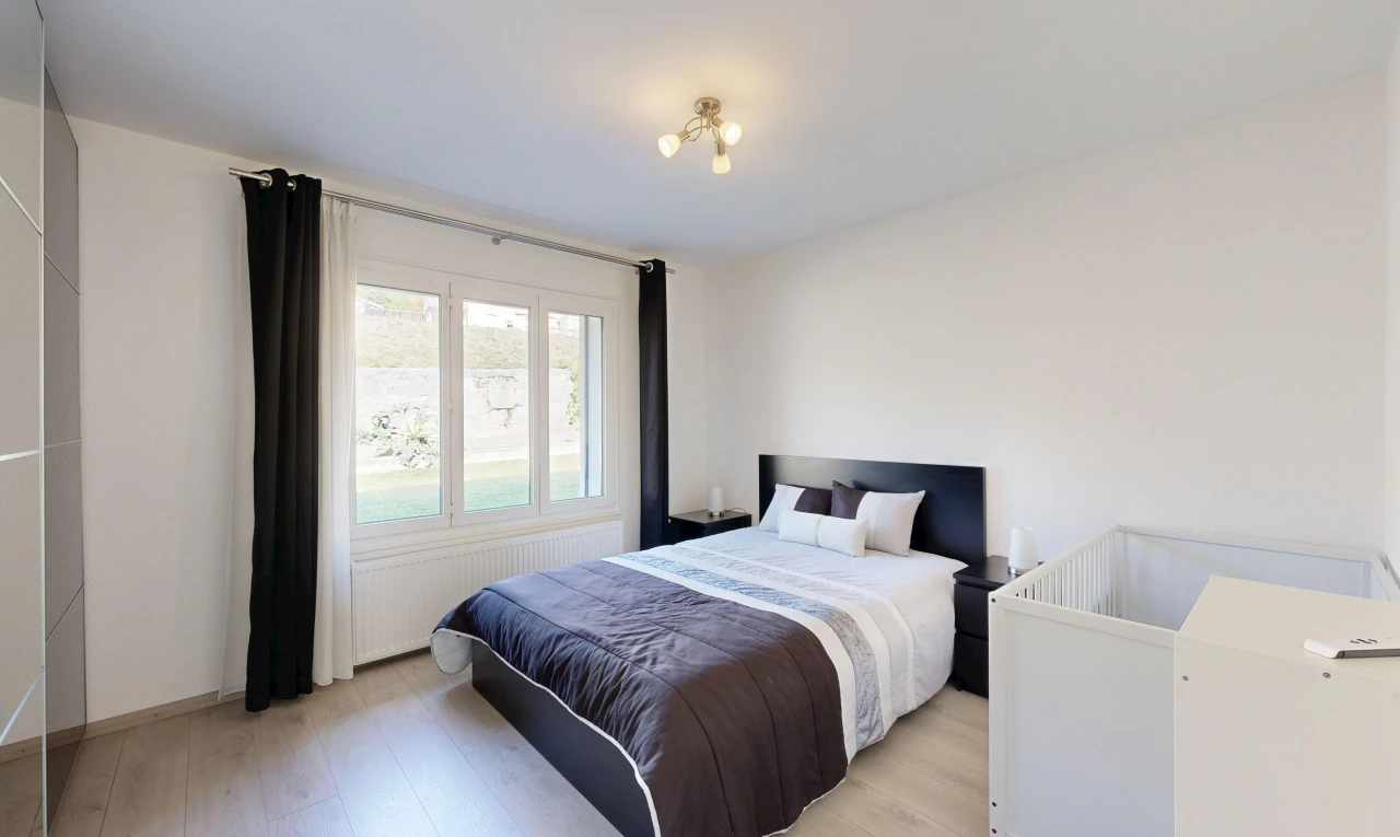 chambre avec drywall, cloison sèche, wood finish floor, sol en finition bois, et inside property