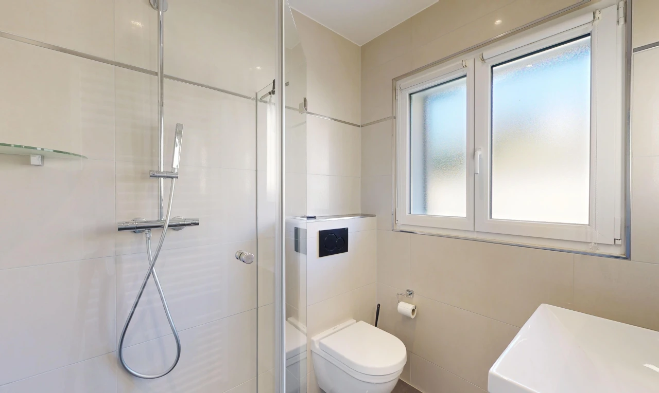 salle de bains avec douche, salle de bain complète, évier, et inside property