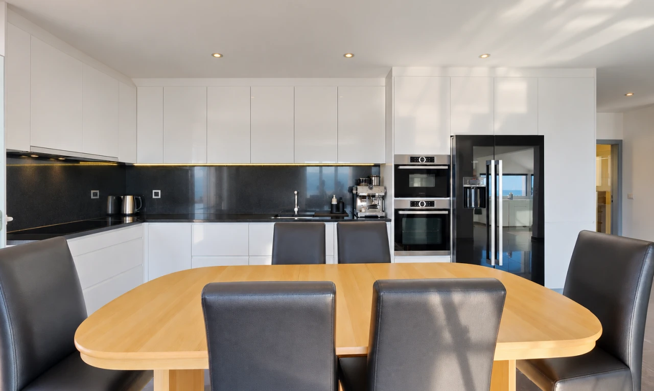 salle à manger avec éclairage encastré, évier, et inside property