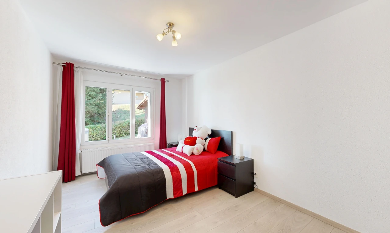 chambre avec radiateur, drywall, cloison sèche, light floor, et wood finish floor