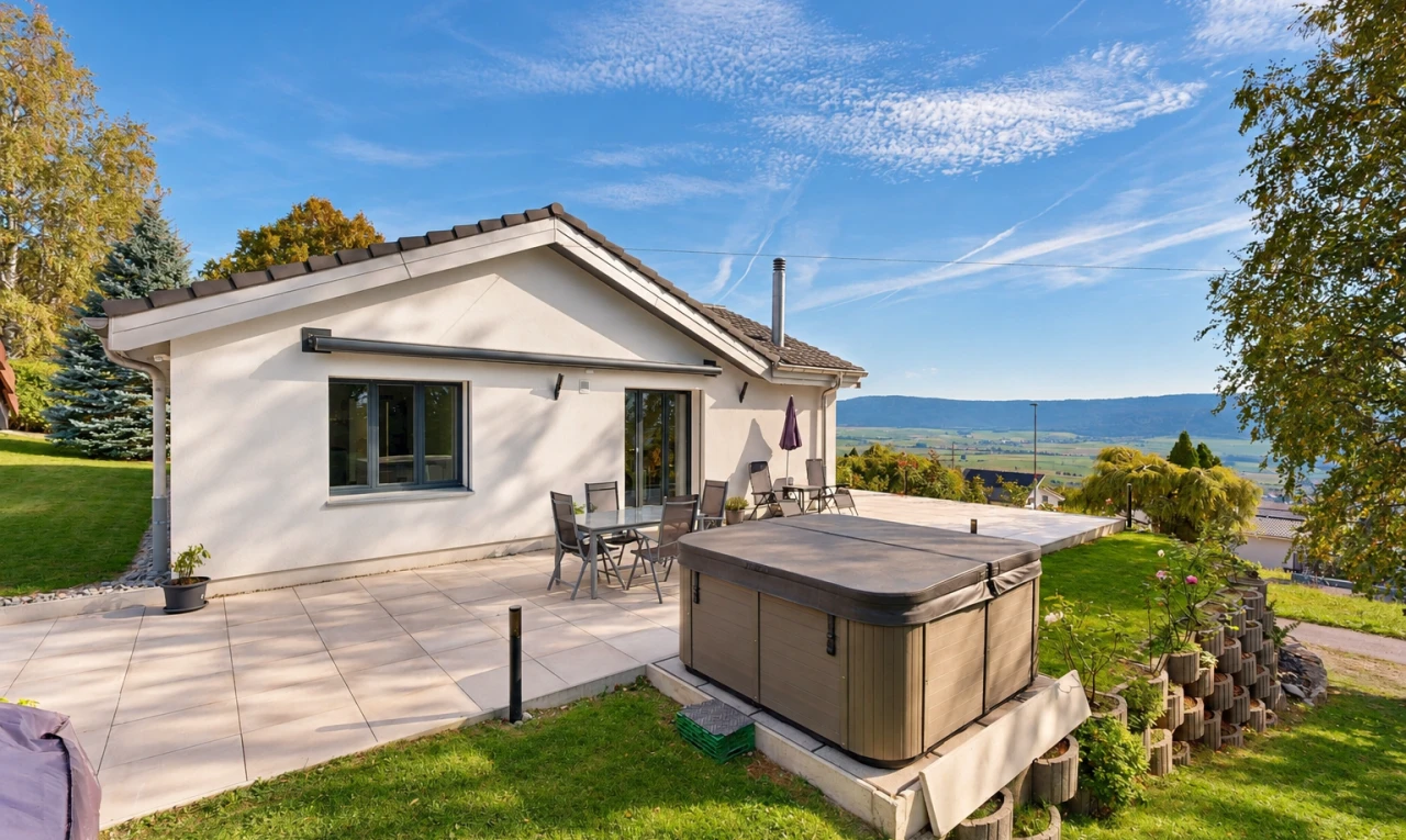 façade avec bain à remous, pelouse, from property, terrasse, et bardage en stuc