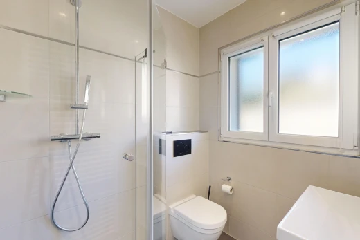 salle de bains avec douche, salle de bain complète, évier, et inside property
