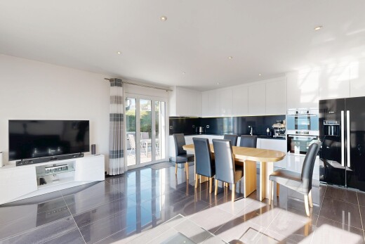 salon / salle à manger avec accès à l'extérieur, télévision, éclairage encastré, tile floor, et sol en carrelage