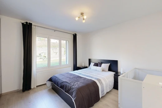 chambre avec drywall, cloison sèche, wood finish floor, sol en finition bois, et inside property