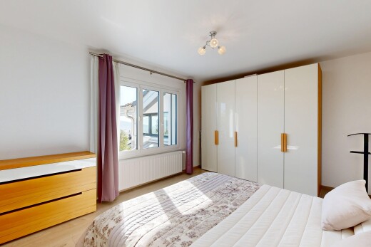 chambre avec radiateur, drywall, cloison sèche, light floor, et placard