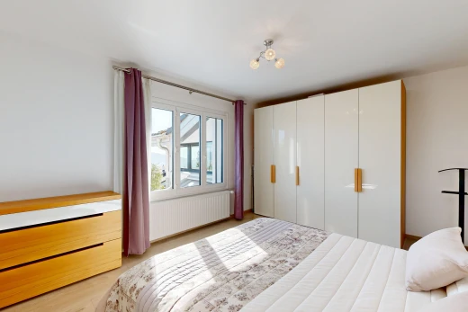 chambre avec radiateur, drywall, cloison sèche, light floor, et placard