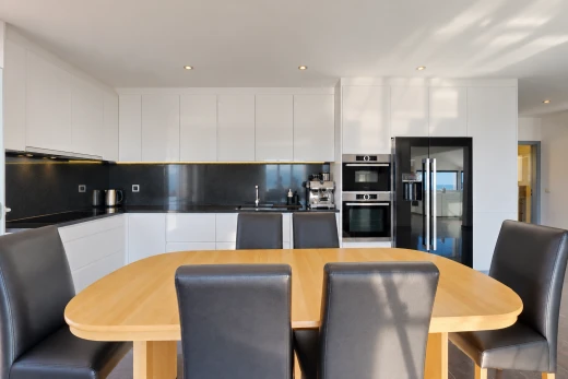 salle à manger avec éclairage encastré, évier, et inside property