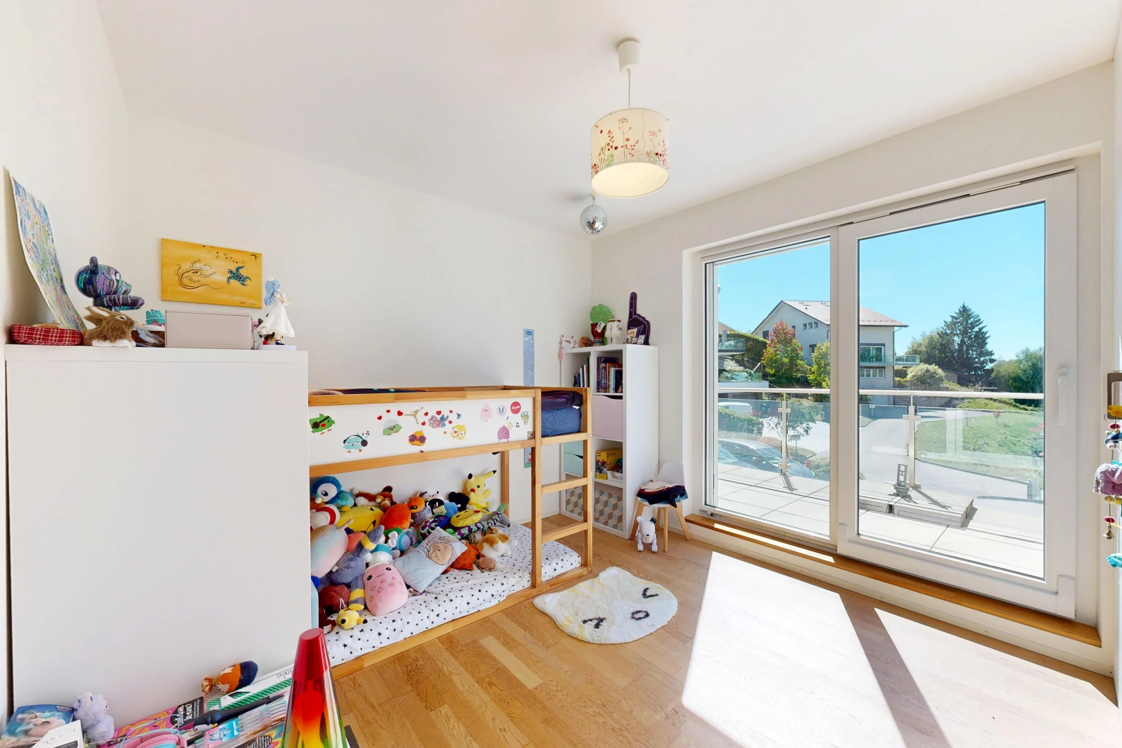 chambre avec accès à l'extérieur, wood finish floor, sol en finition bois, drywall, et cloison sèche