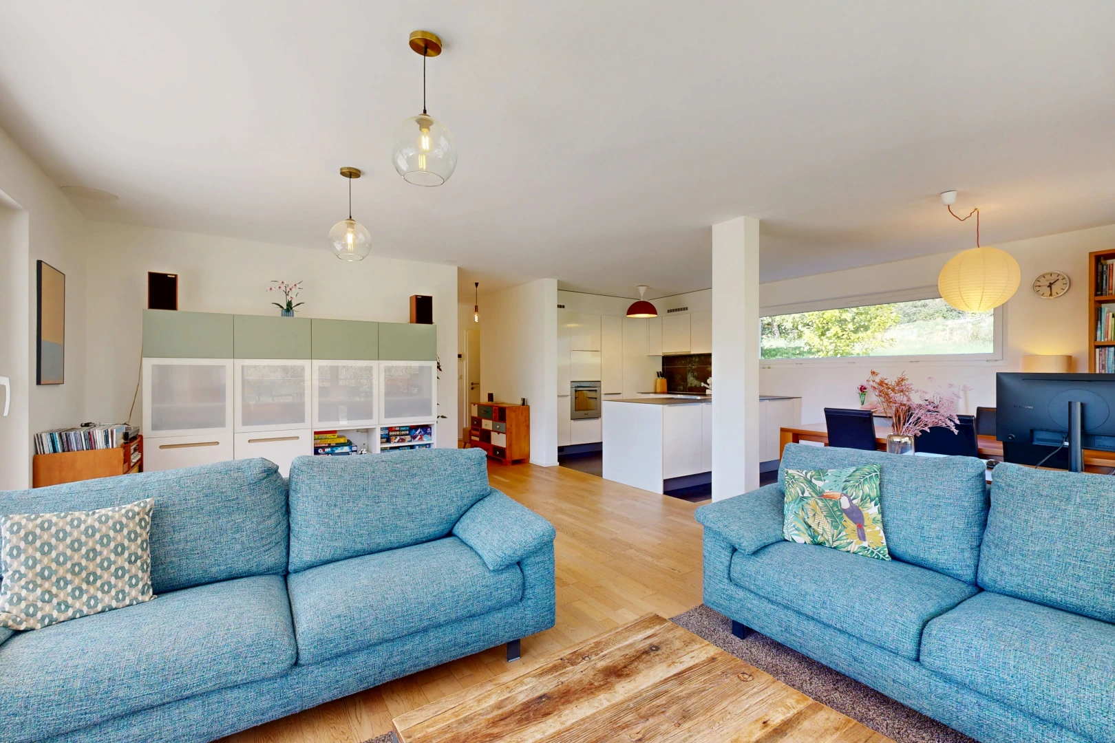 salon avec drywall, cloison sèche, wood finish floor, sol en finition bois, et inside property