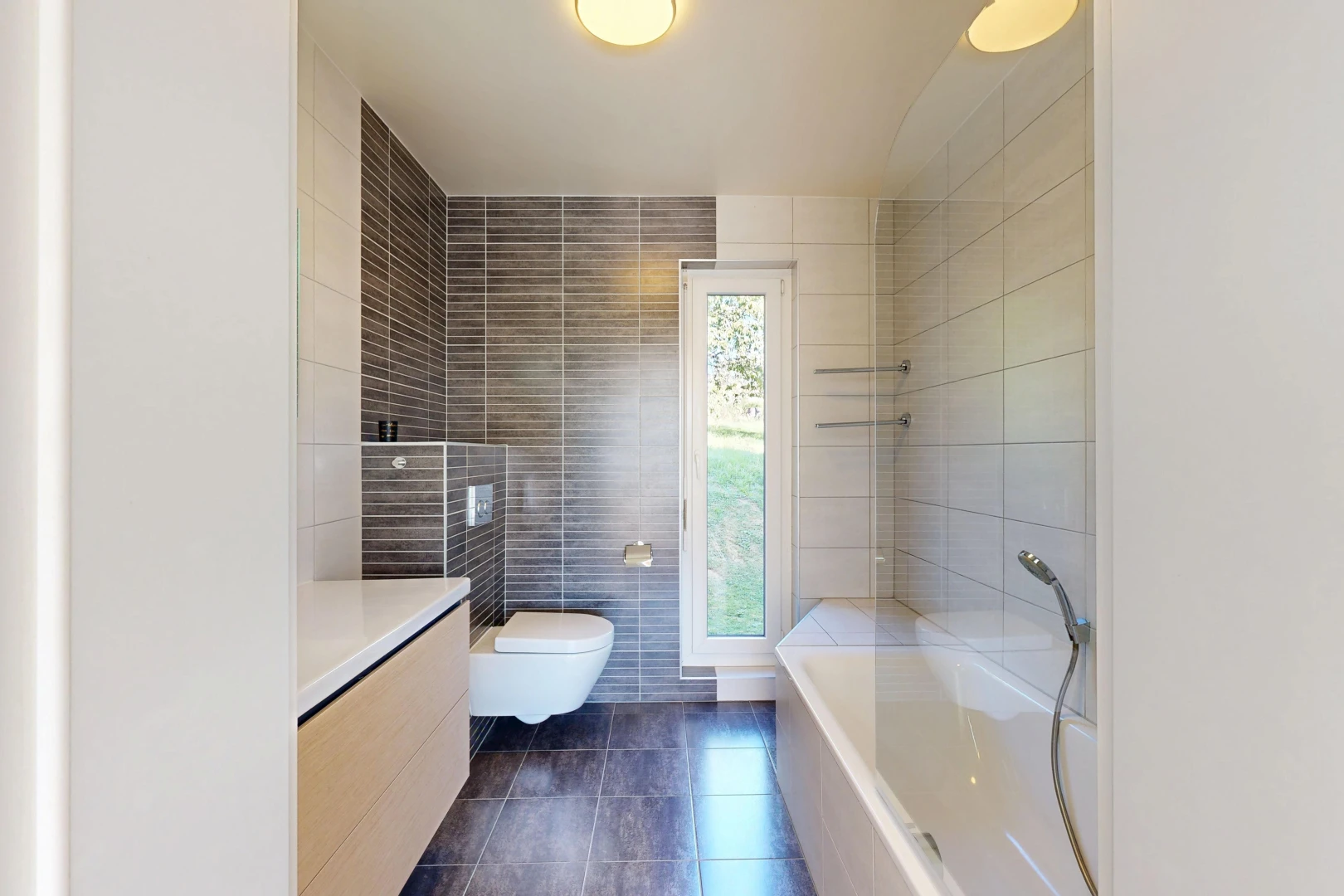 salle de bains avec bain, tile wall, mur en carrelage, salle de bain complète, et dark floor
