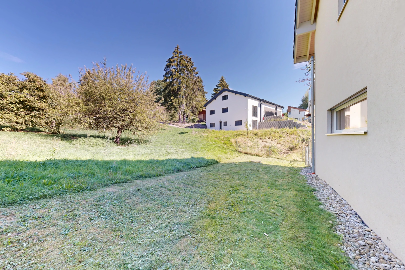 jardin avec pelouse, from property, et day time