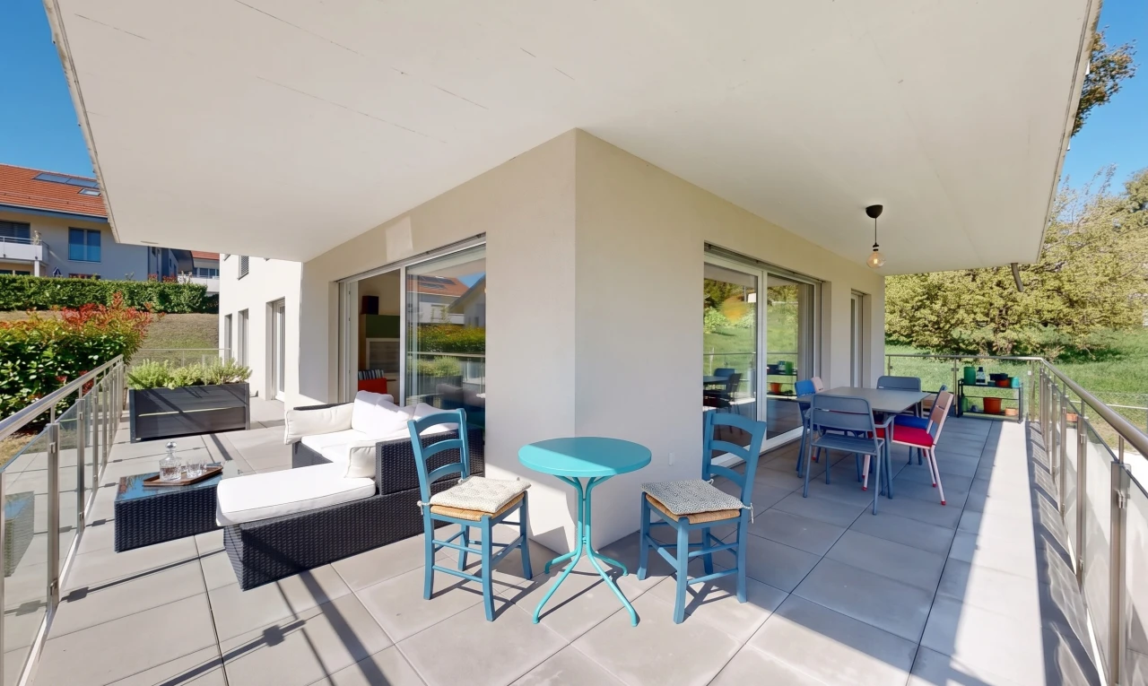 terrasse avec espace de vie extérieur, terrasse, day time, coin repas extérieur, et from property