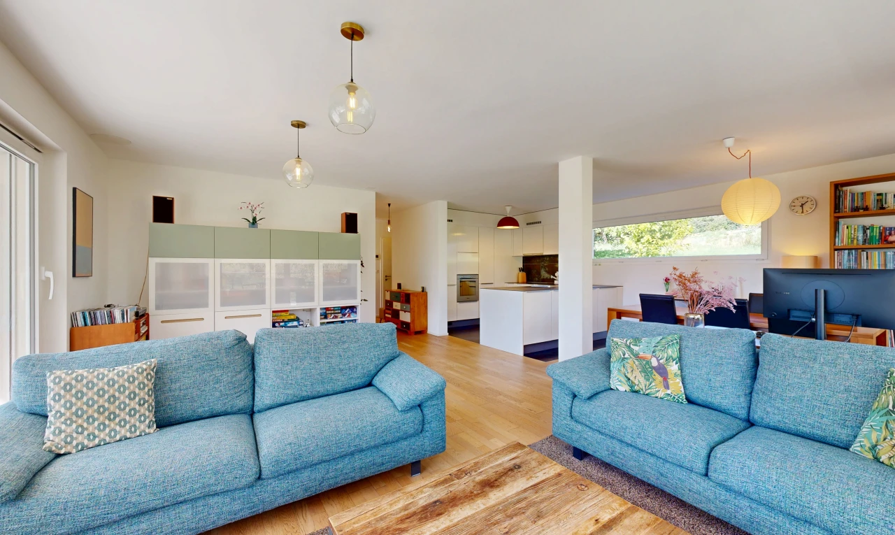 salon avec drywall, cloison sèche, wood finish floor, sol en finition bois, et inside property
