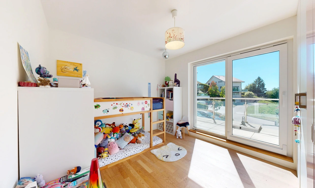 chambre avec accès à l'extérieur, wood finish floor, sol en finition bois, drywall, et cloison sèche