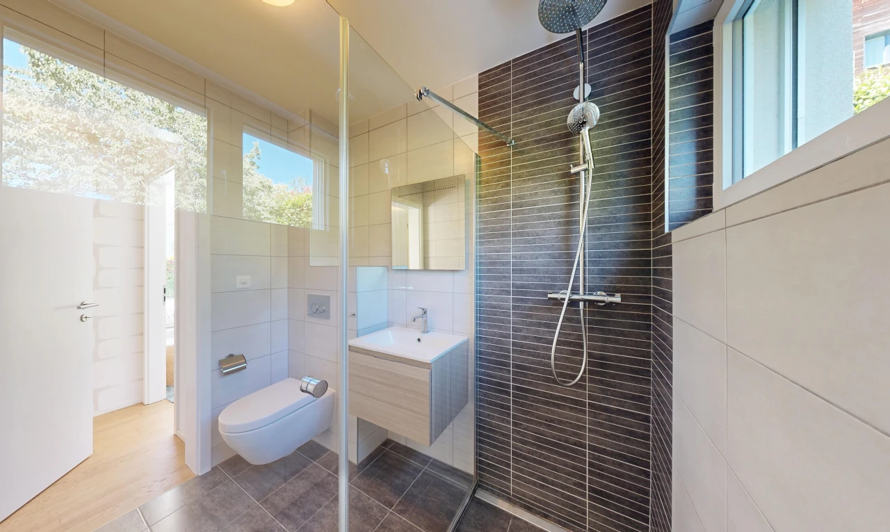 salle de bains avec douche, salle de bain complète, miroir, lavabo (ou coiffeuse selon le contexte), et tile wall