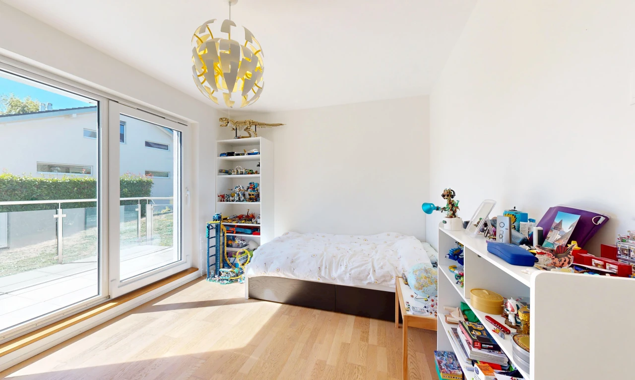 chambre avec accès à l'extérieur, inside property, cloison sèche, drywall, et sol en finition bois