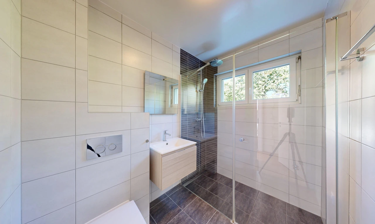 salle de bains avec douche, salle de bain complète, miroir, mur en carrelage, et tile wall
