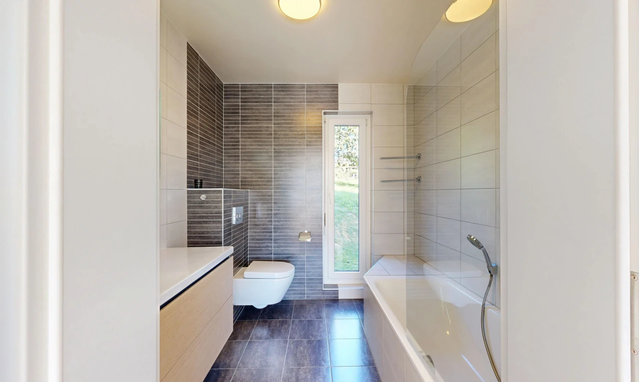 salle de bains avec bain, tile wall, mur en carrelage, salle de bain complète, et dark floor