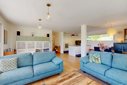 salon avec drywall, cloison sèche, wood finish floor, sol en finition bois, et inside property