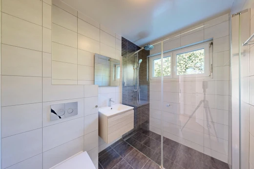 salle de bains avec douche, salle de bain complète, miroir, mur en carrelage, et tile wall